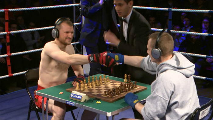 Jouer aux échecs pendant un match sur un ring de boxe