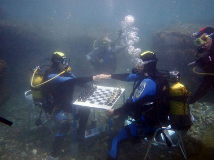 Hans Böhm et Robin Swinkels jouent aux échecs sous l'eau