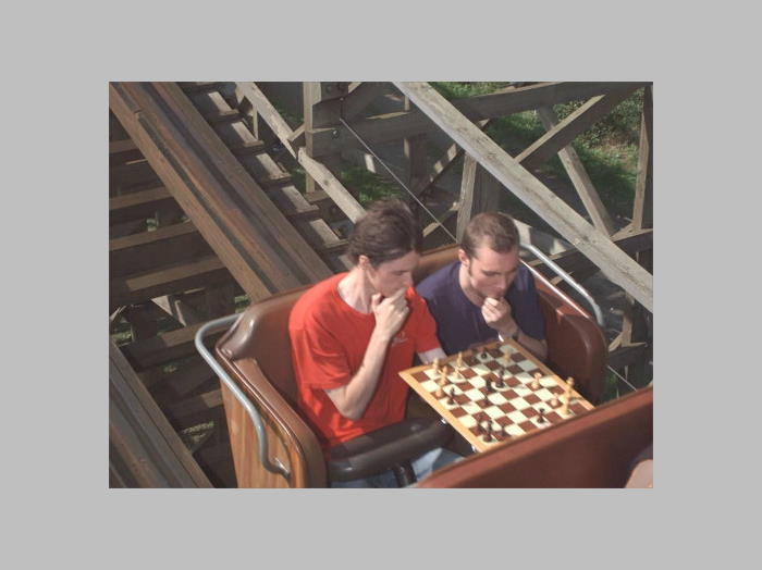 Jouer aux échecs pendant un tour de montagne Russe