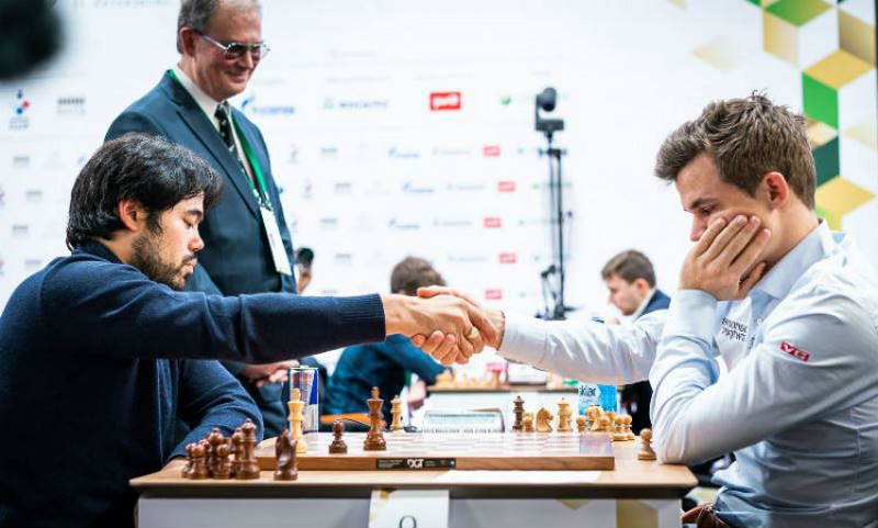 Un arbitre de tournoi officiel aux jeu d'échecs