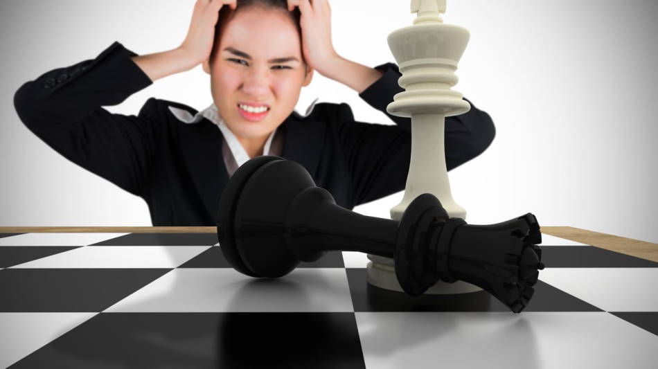 Une Femme qui fait des erreurs en jouant aux échecs