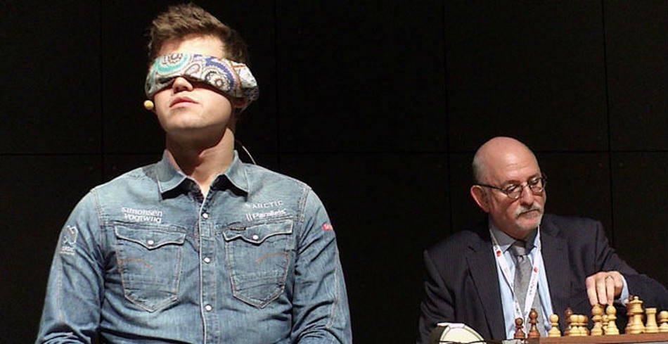 Jouer avec un bandeau comme à l'aveugle au jeu d'échecs