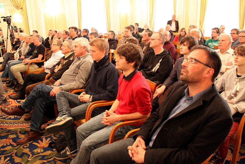 Peut-on indiquer un coup dans un tournoi d'échecs